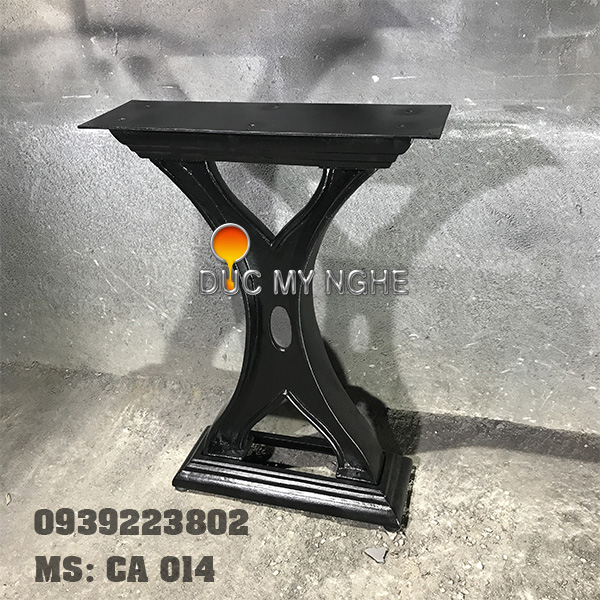 Bàn ăn cổ điển gang đúc chứ X CA 014